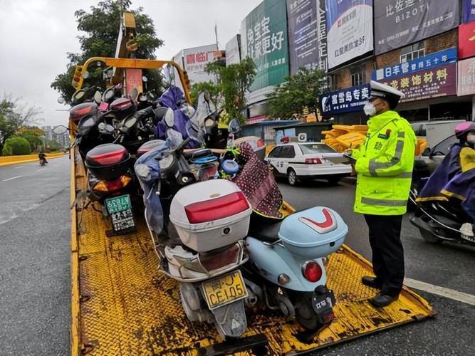 近日，西城交警在西单北大街灵境胡同路口开展非机动车整治，接连查获两起电动车交通违