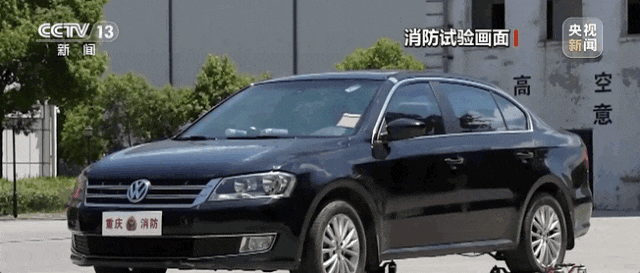 【爱车安全贴士 一不留神，车被牢牢“封印”！】近日，江苏无锡一男子将罐装发泡剂遗