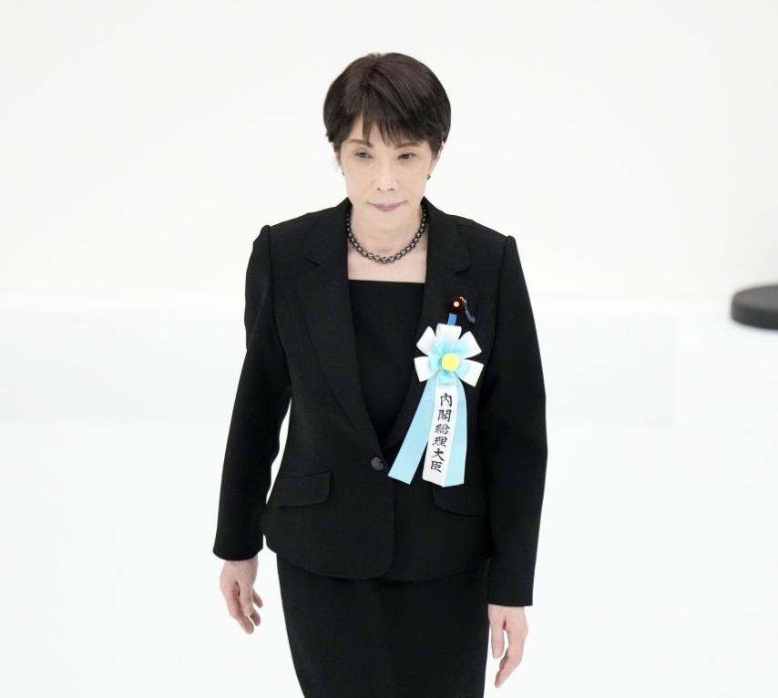 场面尴尬！终战81周年追悼仪式上，天皇坚持反省战争，高市早苗却当众唱起反调，两人