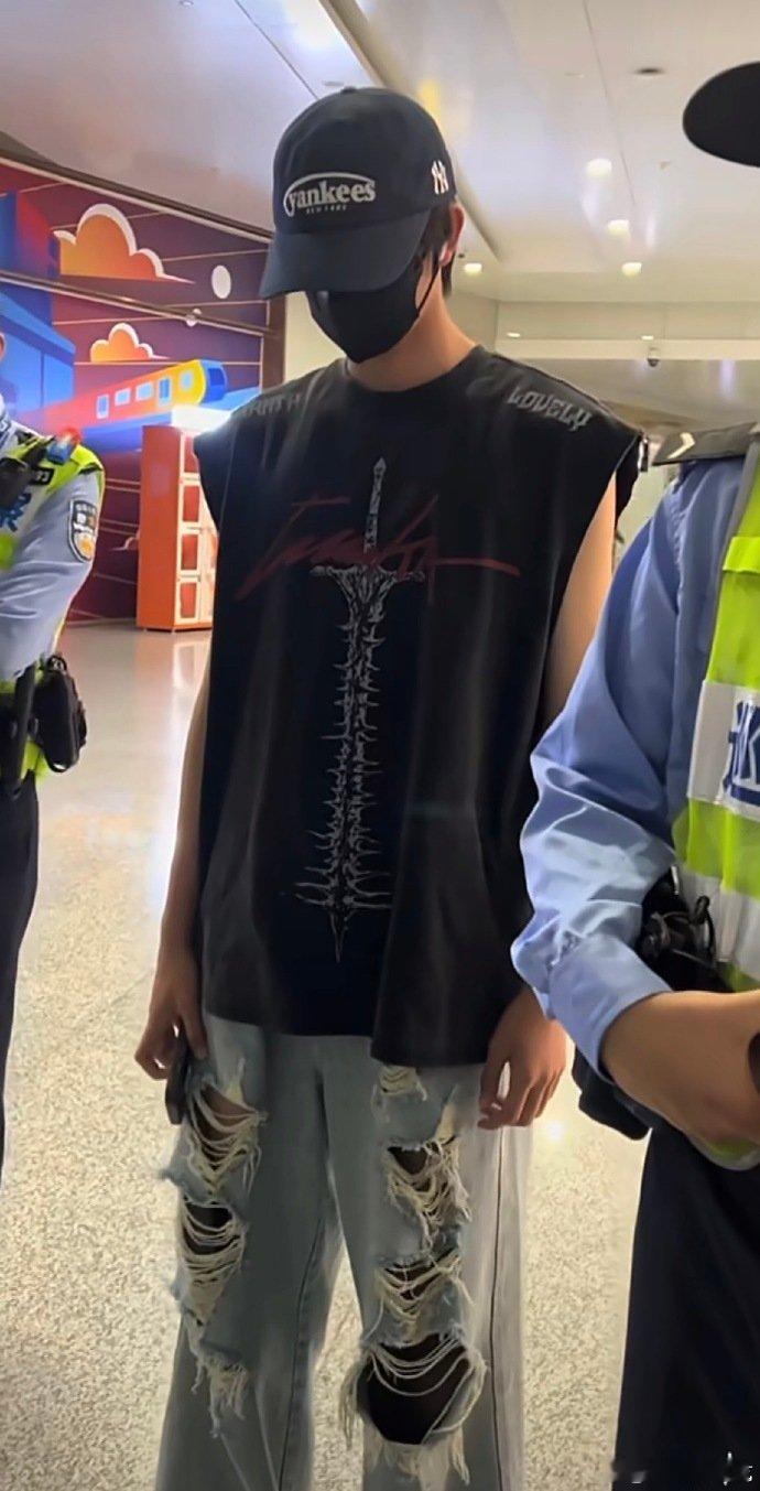 江北机场偶遇张桂源张桂源去了吉隆坡 江北机场偶遇张桂源，哥啥时候出去的？ 