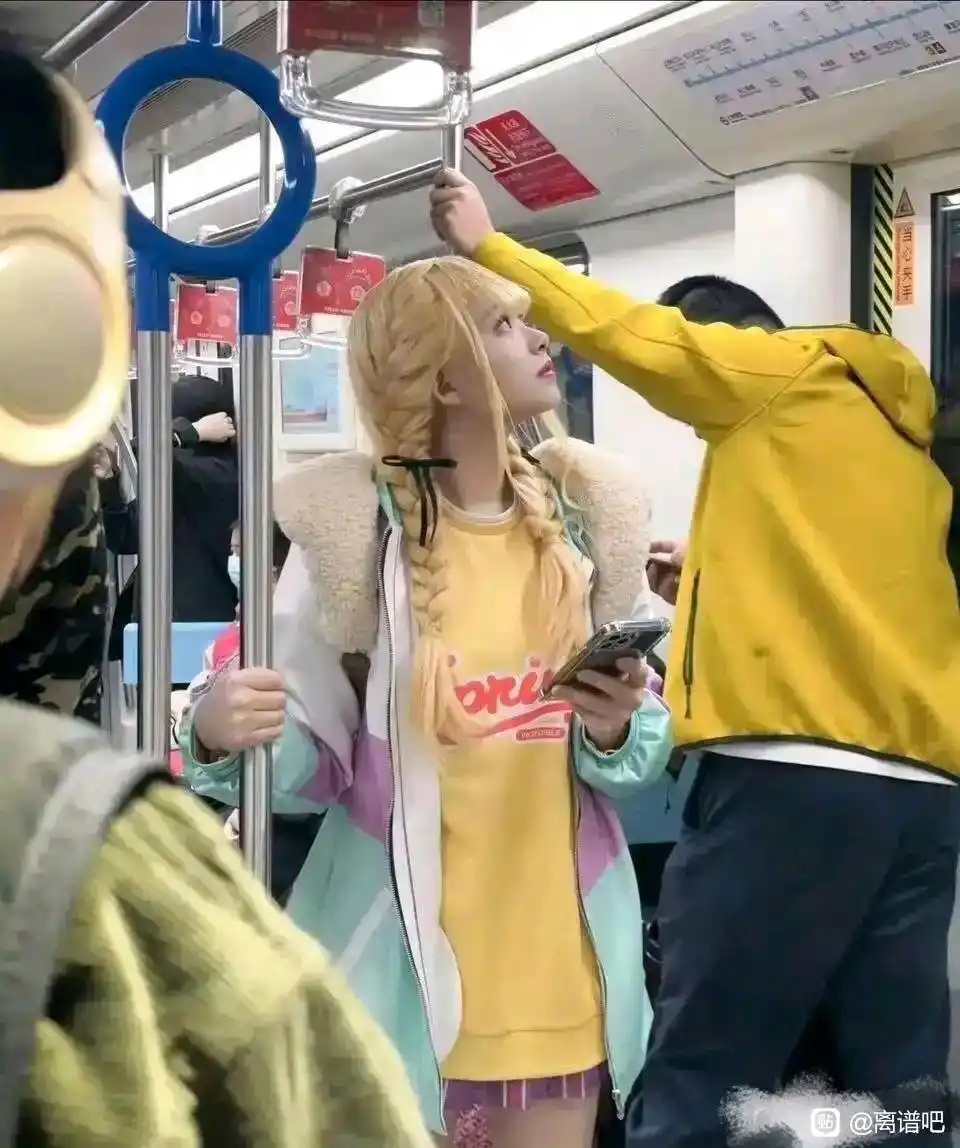 她以为她很时髦吗 