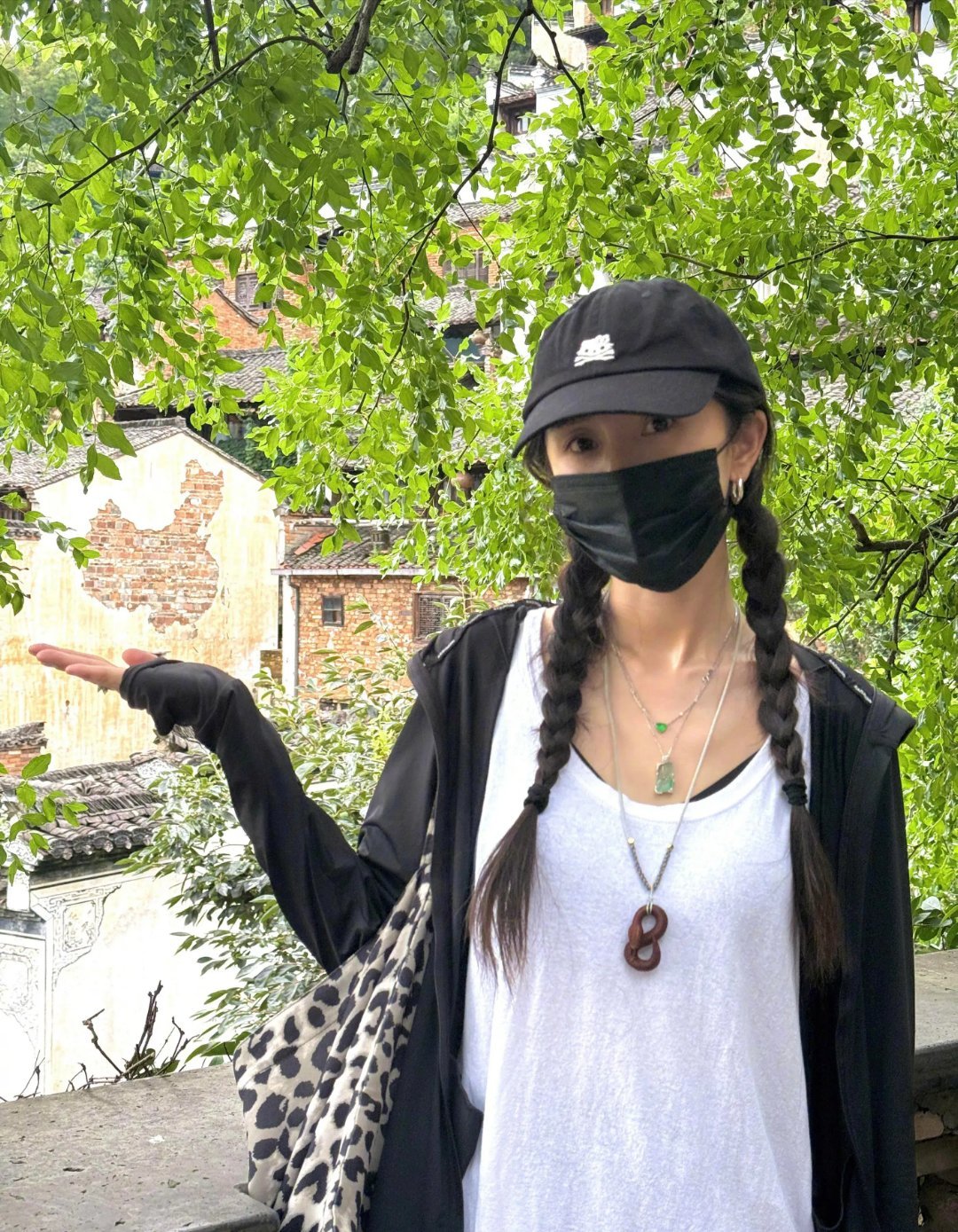 杨幂穿50块背心游江西，她扎双麻花辫俏皮可爱，50块的地摊背心都能穿出高级感的也