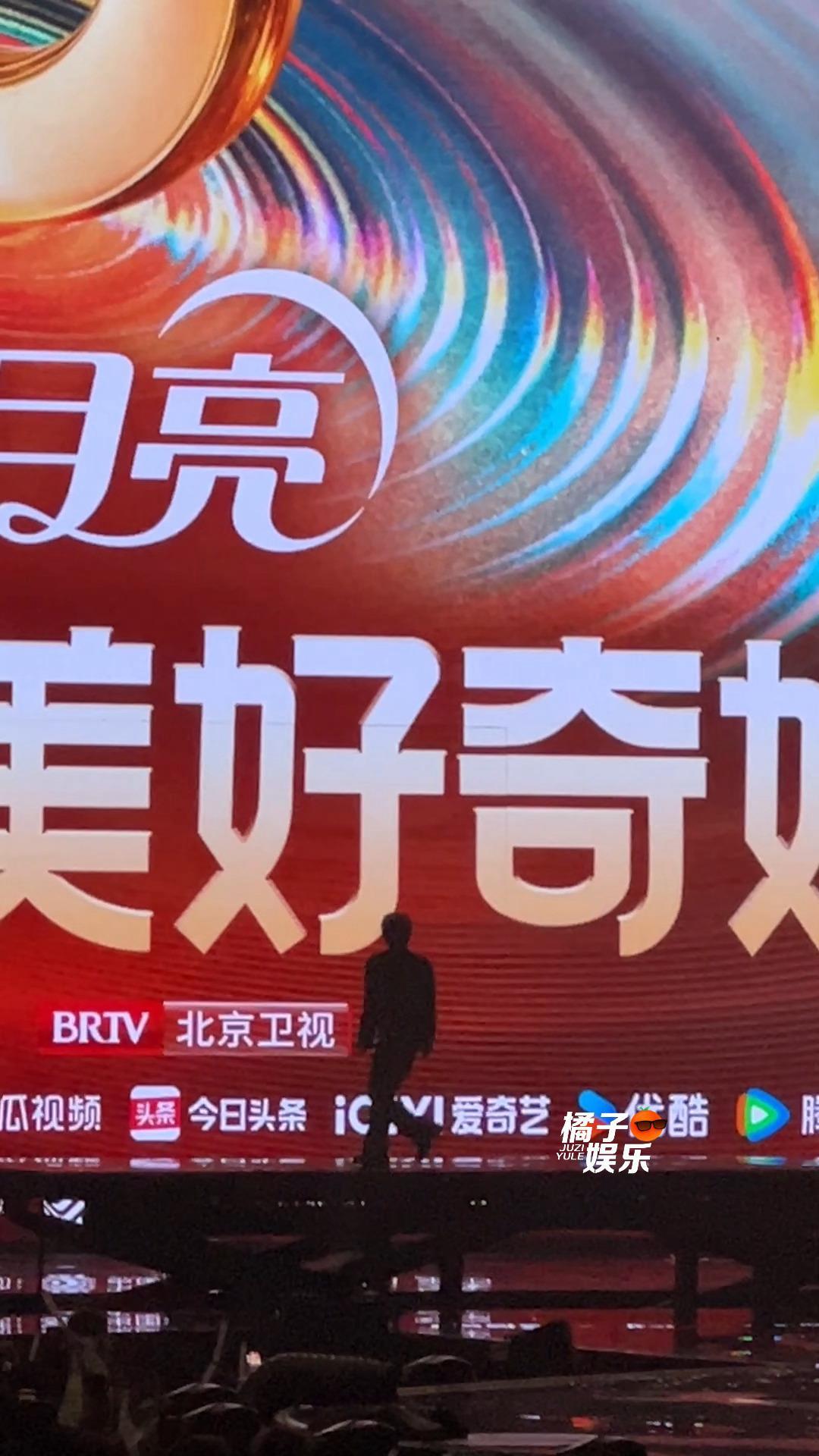 我又捕捉到一个下台迷迷糊糊的周深[doge][doge]周深下台又又迷路了202