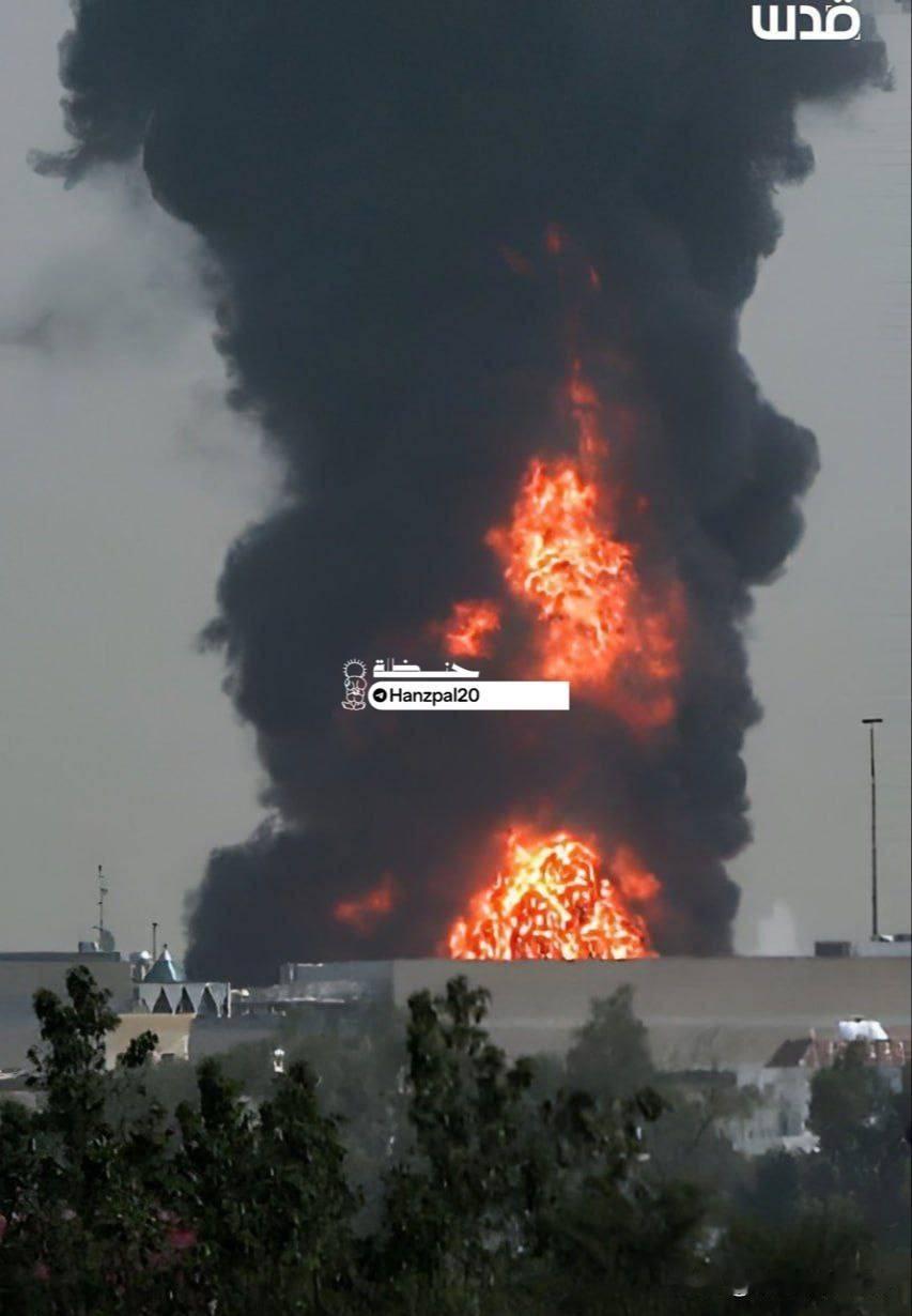 今天早上的迪拜国际机场，可能是机场的储油设施被导弹击中起火。

还有一架飞机在大