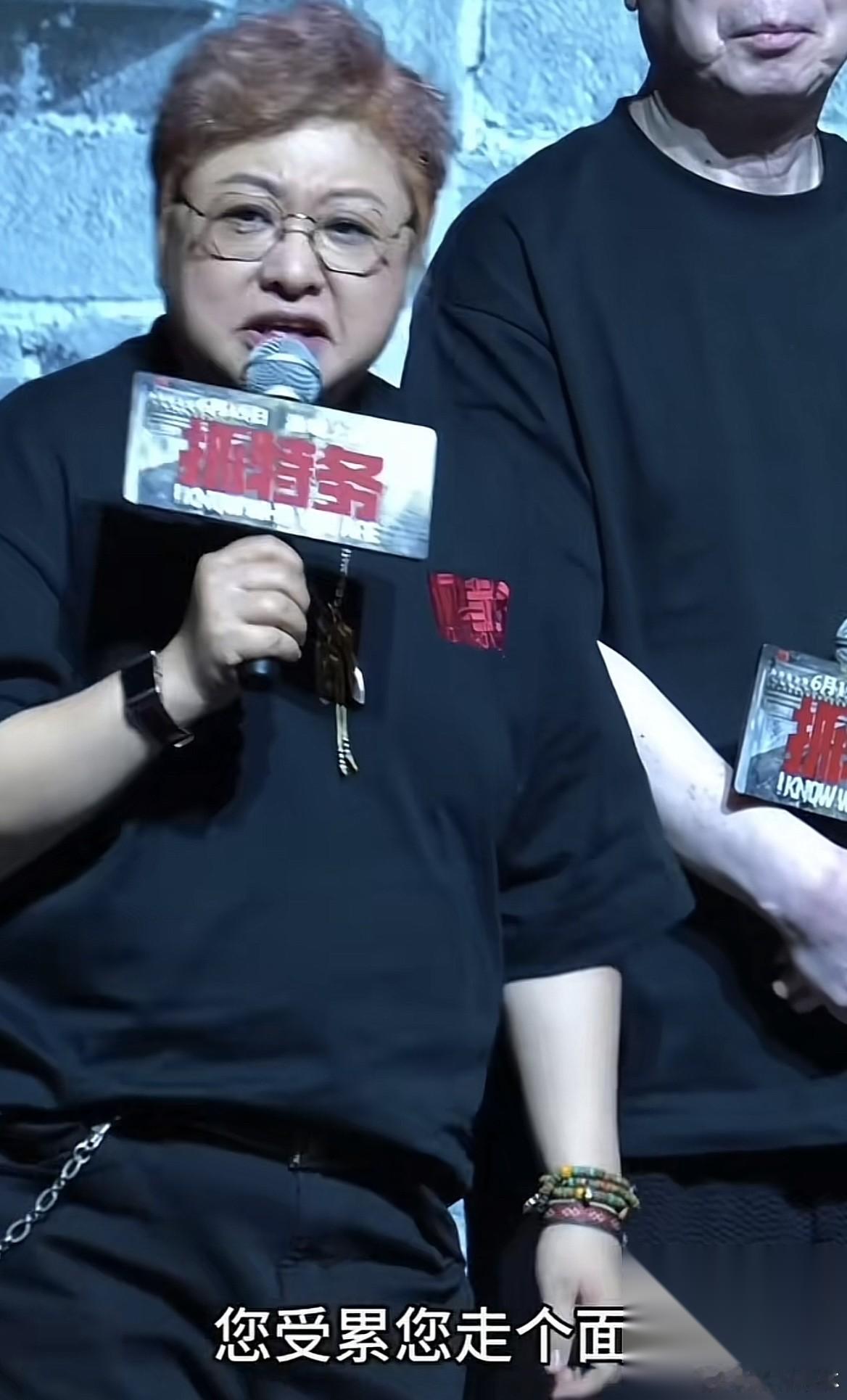 我问我那个做公关的闺蜜， “为什么韩红都出来为冯小刚电影《抓特務》站台了，让观众