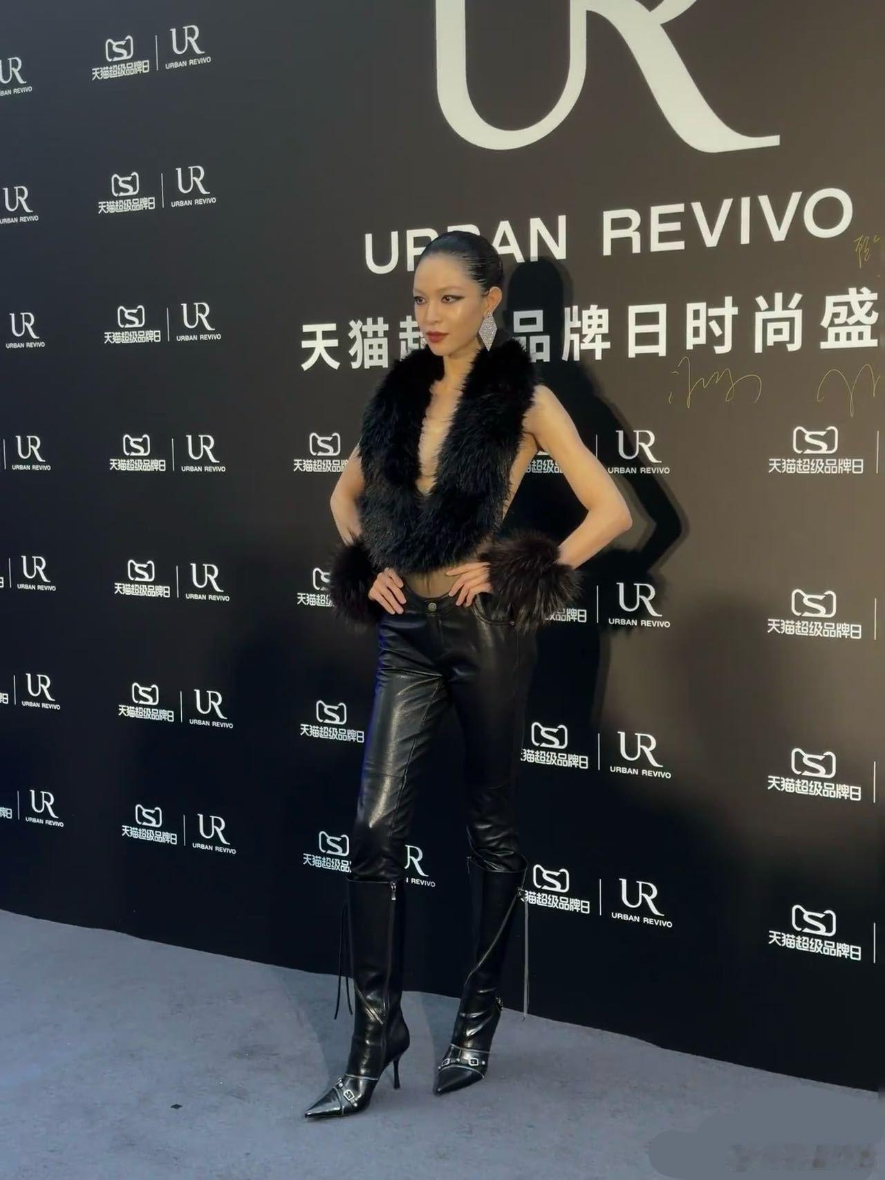 钟楚曦千禧风暗黑造型 这波造型太懂怎么戳中审美了，毛领的慵懒混搭皮裤的凌厉，大光