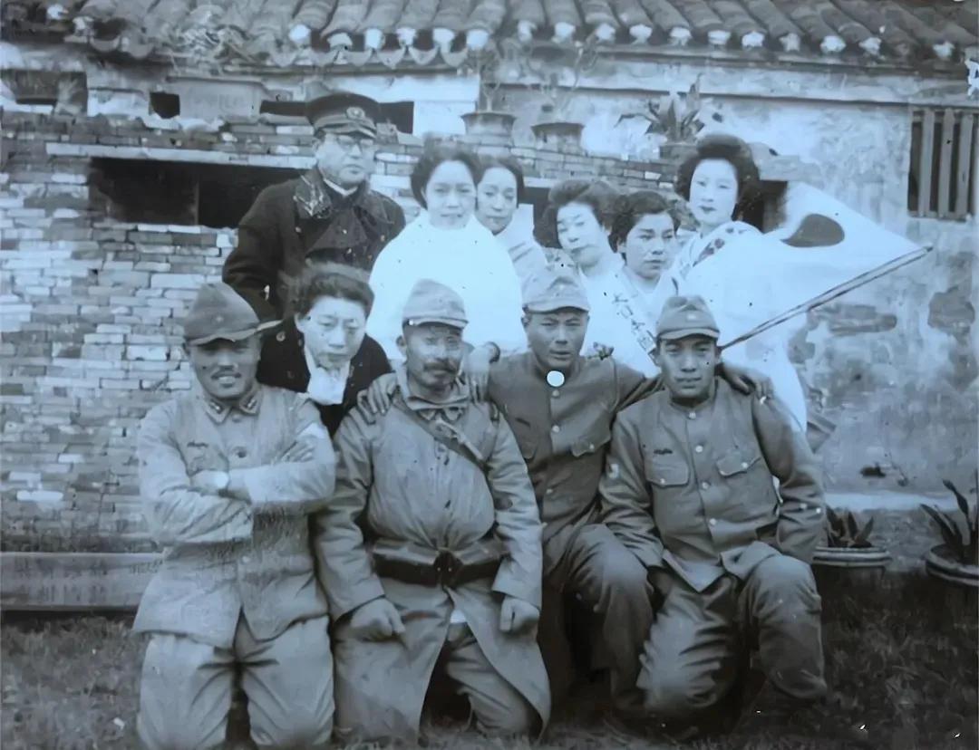 1940年，一些日本人回去看他们本土的日本慰安妇，这些年龄看起来有差异，有年轻的