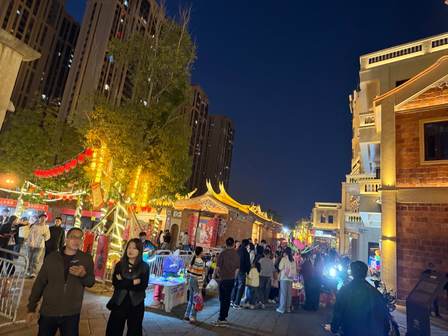 八卦街人山人海的，城隍庙里小孩子排队磕头，半城烟火半城仙。 