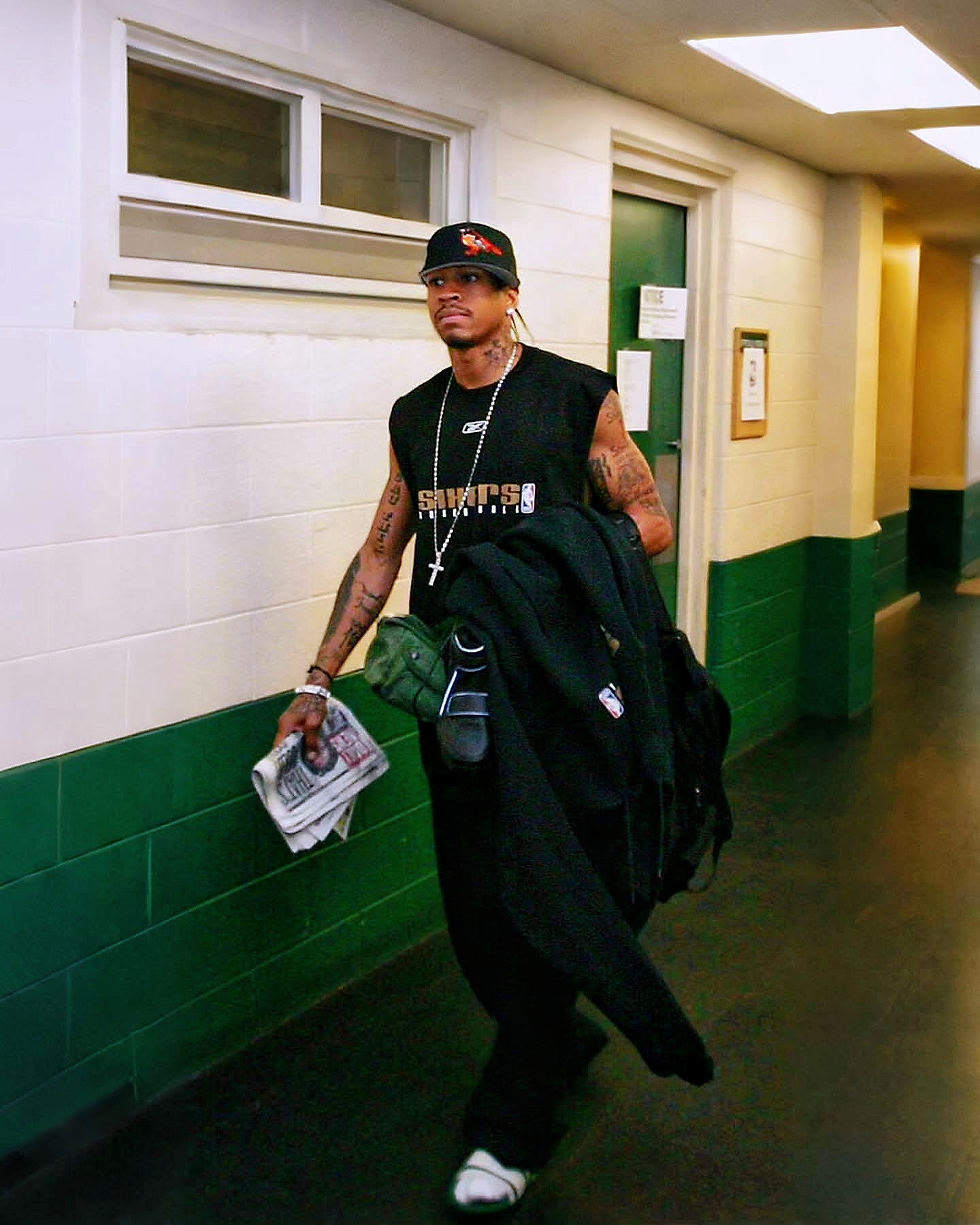 Allen Iverson 提着A9 上班去喽艾弗森鞋控的日常老照片中的球员和球
