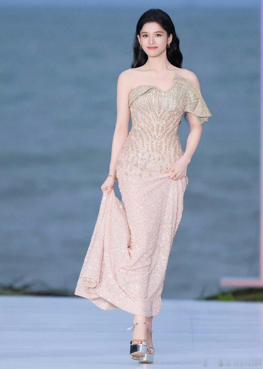 张婧仪确认出席白玉兰白玉兰预测盛夏赴约玉兰之约，张婧仪确认出席白玉兰盛典，期待她