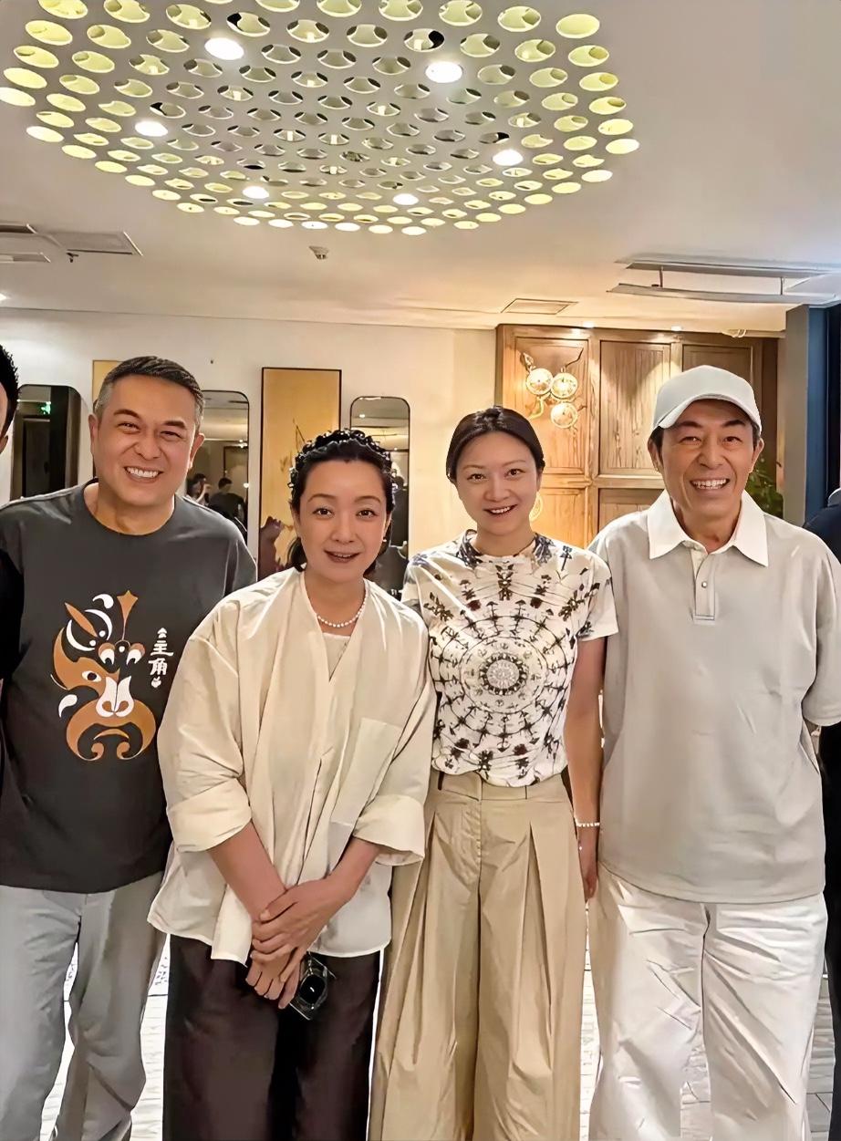 热播剧《主角》圆满收官，剧组聚会氛围感拉满。张艺谋携妻子陈婷一同出席，张嘉益也带