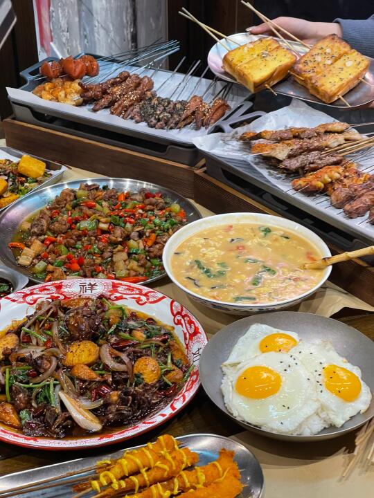 在滨江邂逅深夜食堂，烧烤江湖菜太绝