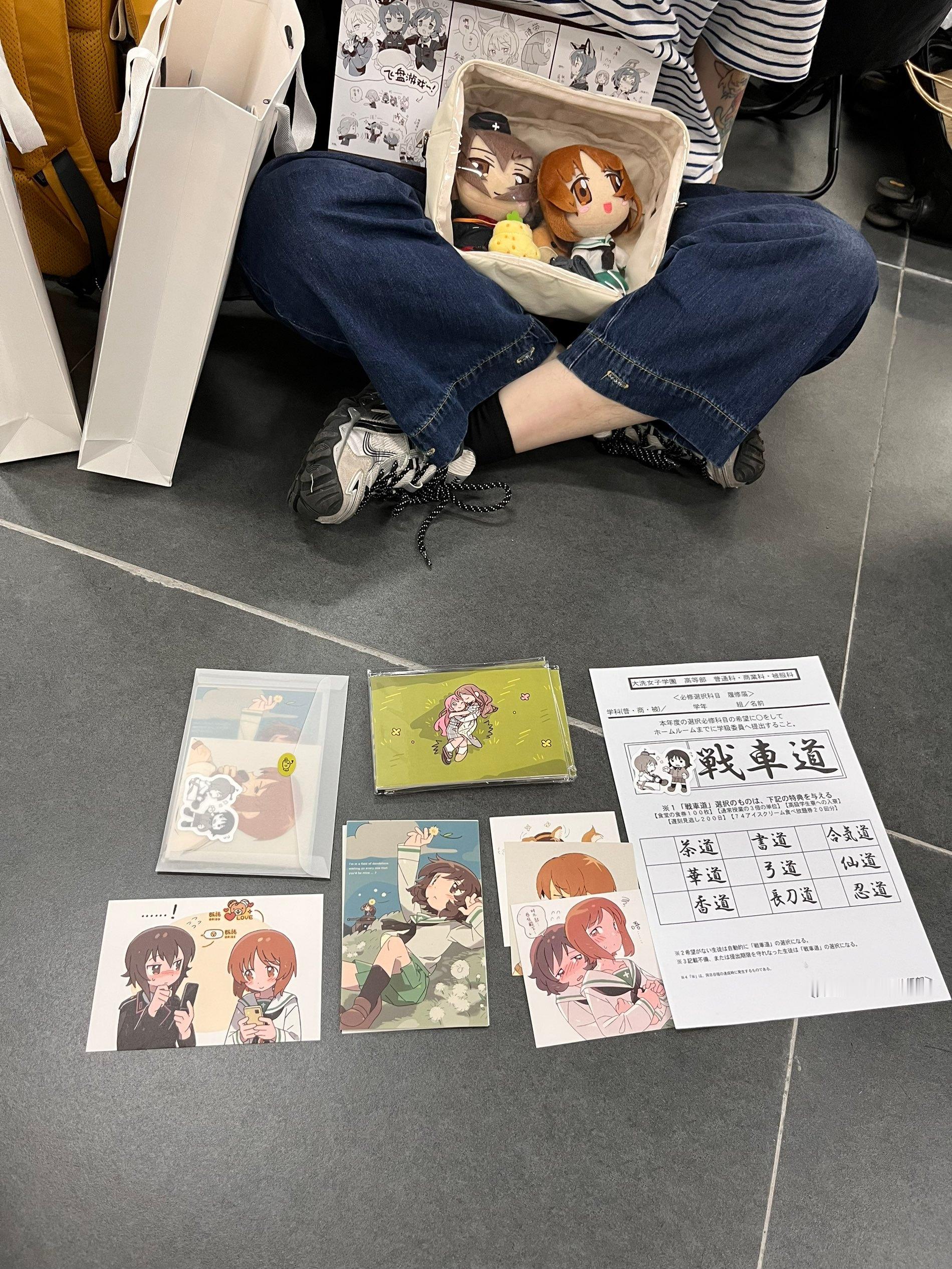 在一楼靠近签绘墙的休息区，能认出ip名就给了也不用报角色名了 ​​​