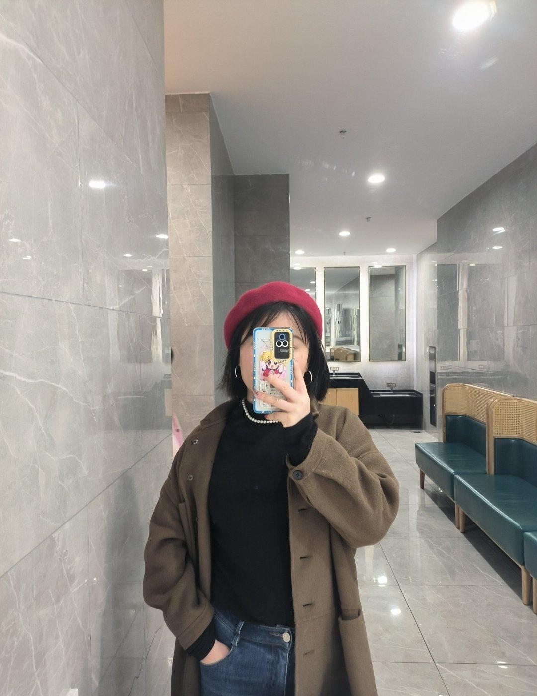 好久没发ootd了
今天暖和，一件黑打底一件大衣就行，想带个和裤子同色的帽子，但