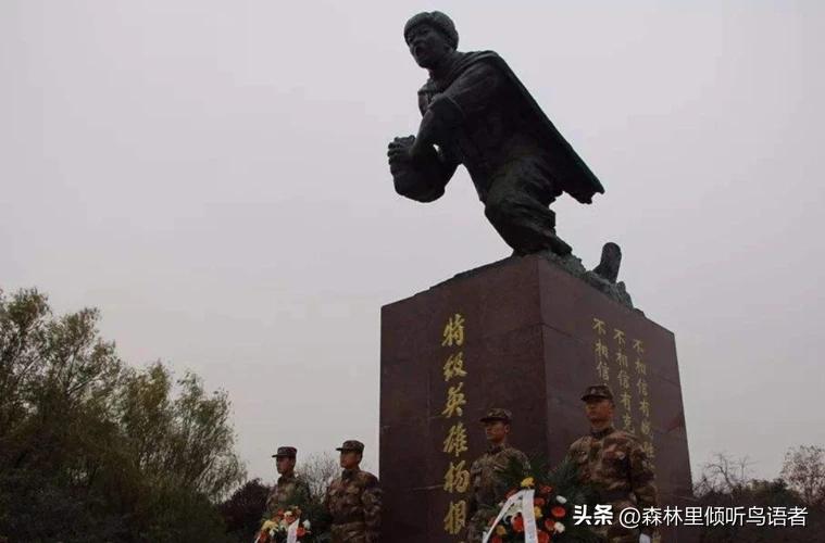 一个连打得仅剩他一人，血人一样的他抱着炸药包冲进美国鬼子群中，和40多个美国鬼子