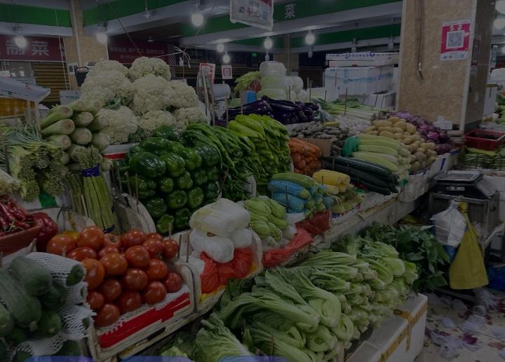 以前我总是笑话这些大妈大爷在菜摊讲价不停；去超市买临期牛奶；去免费送面条鸡蛋的地