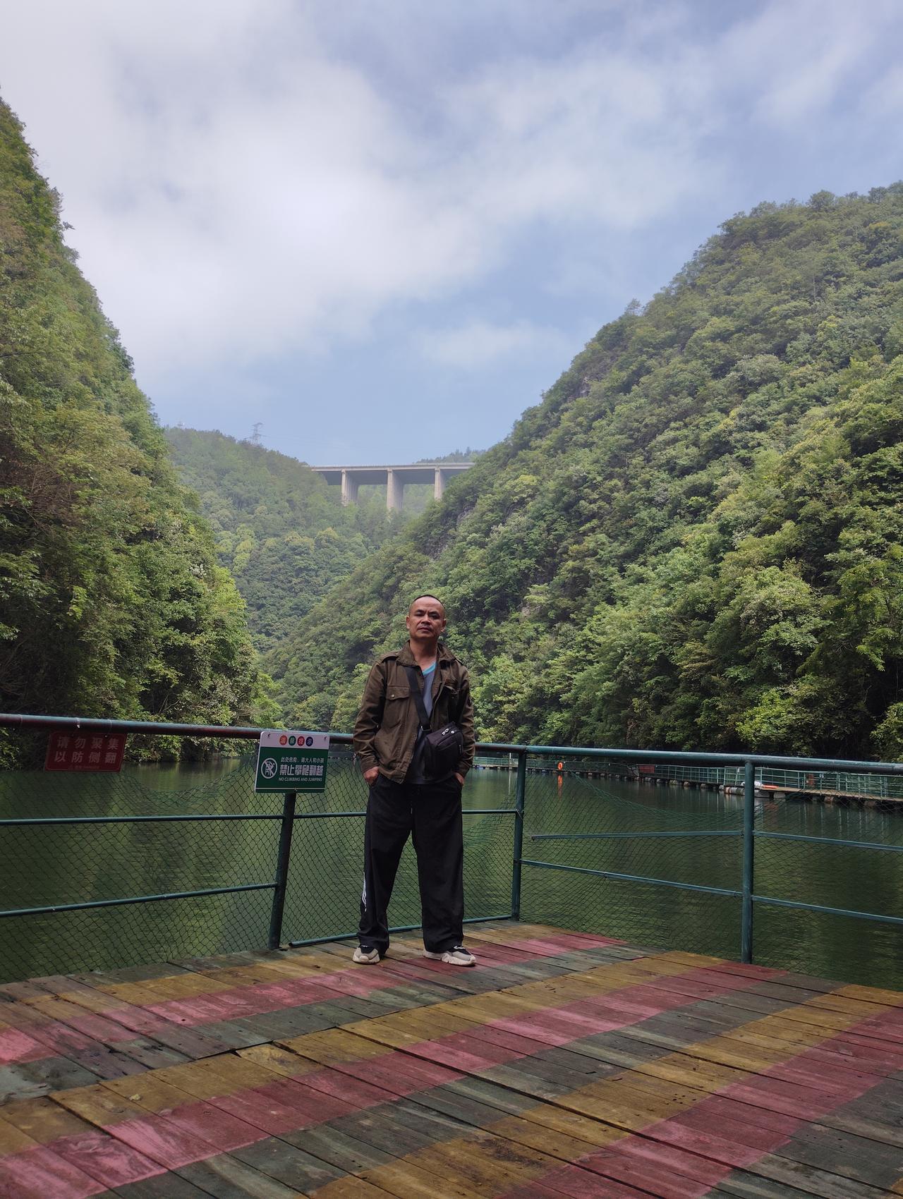 肩挑日月游天下
脚踩鞋袜走乾坤