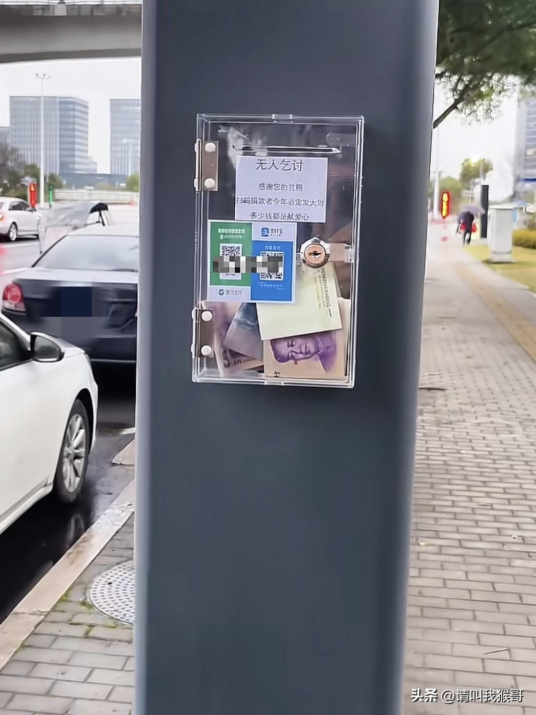 我好奇的是，把这个箱子砸了，拿钱走了算是抢劫还是盗窃还是不构成犯罪？还是其他罪？