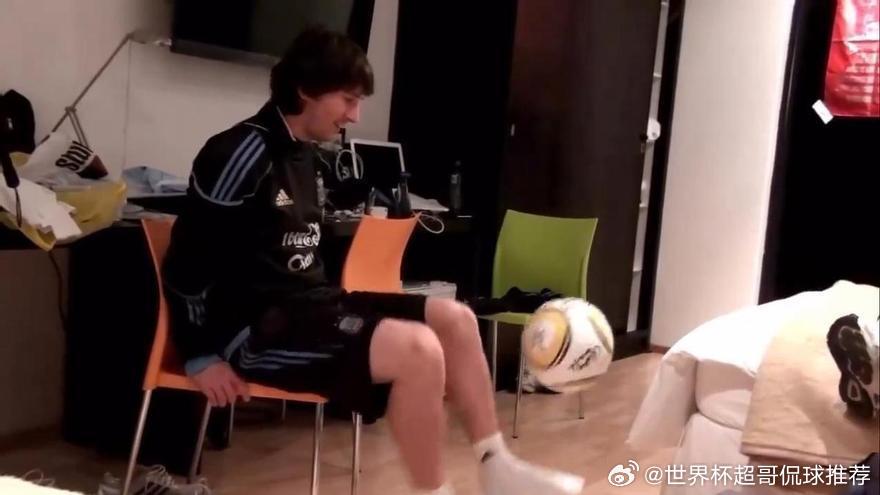 梅西与马克西进行颠球挑战 一段尘封16年的旧影像突然翻出，太动人了。2010南非