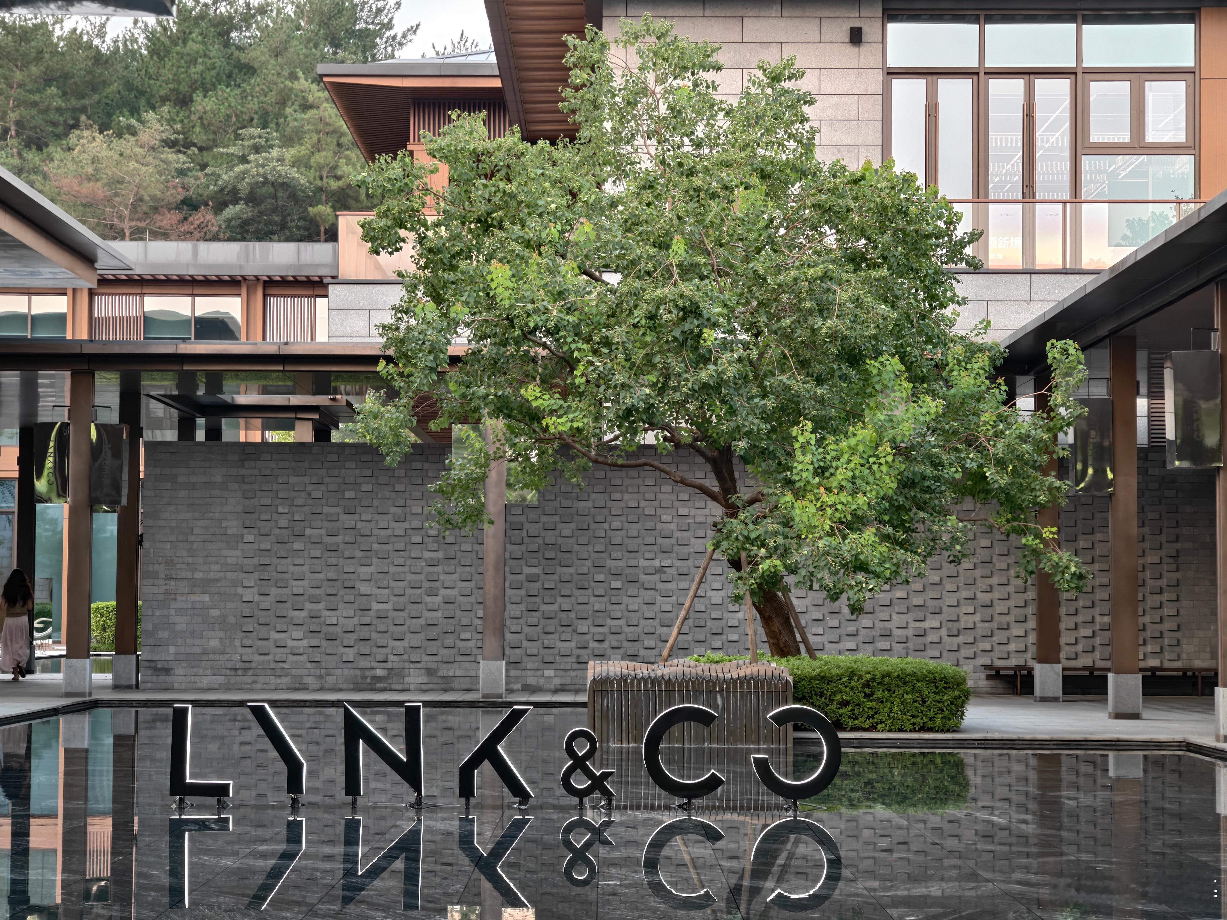 每次来领克活动都能感受到他们的用心准备。酒店有很多处活动专属搭建，房间门口都是标