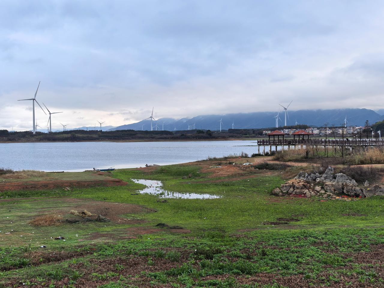 广西贺州富川龟石水库有风电场也有湖底草原[耶] 精明的虎头村就在湖边开发了网红栈