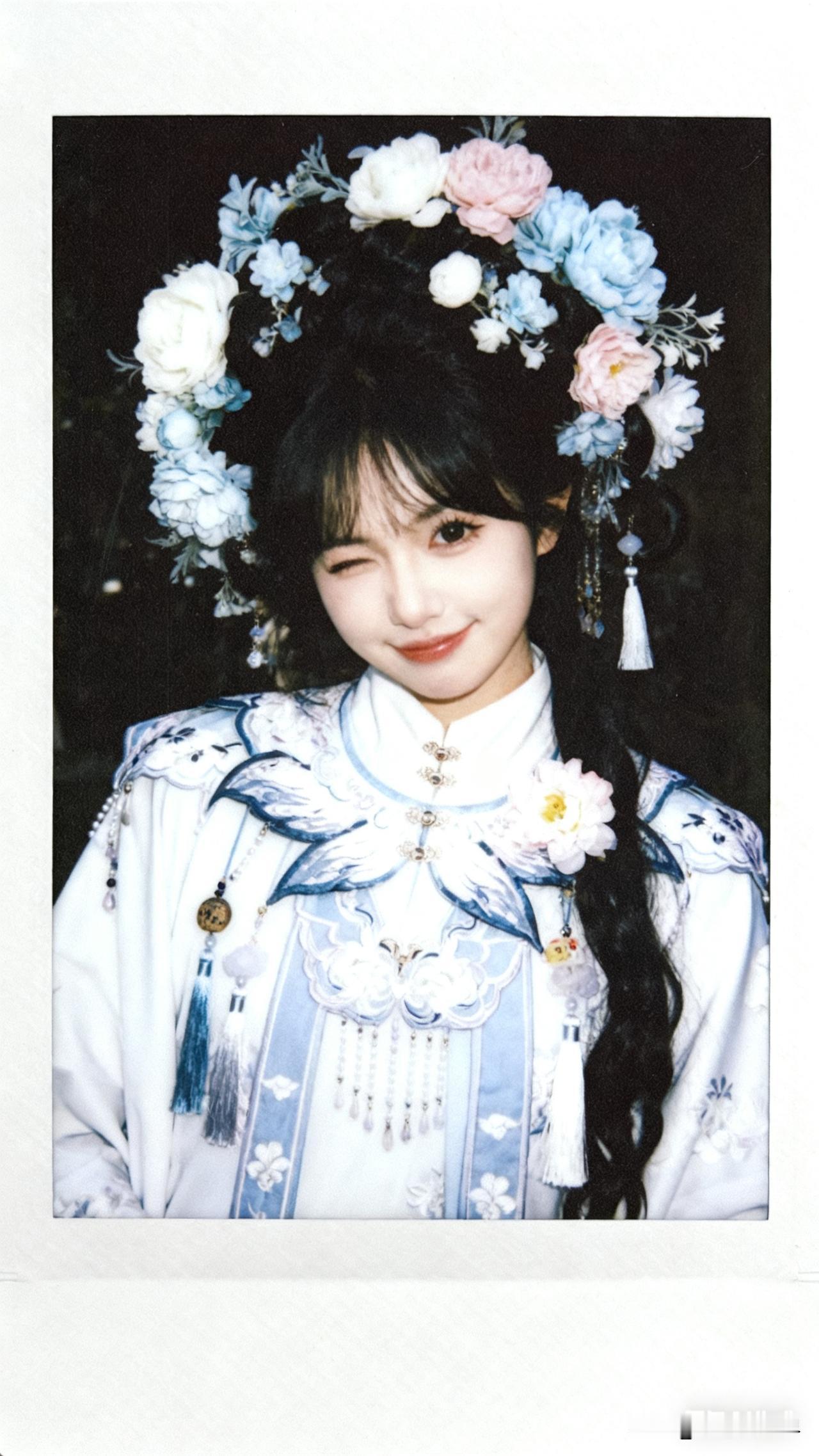 “古风少女，花环盛装，微笑动人”🌸👗😊汉服少女插画 白裙花环写真