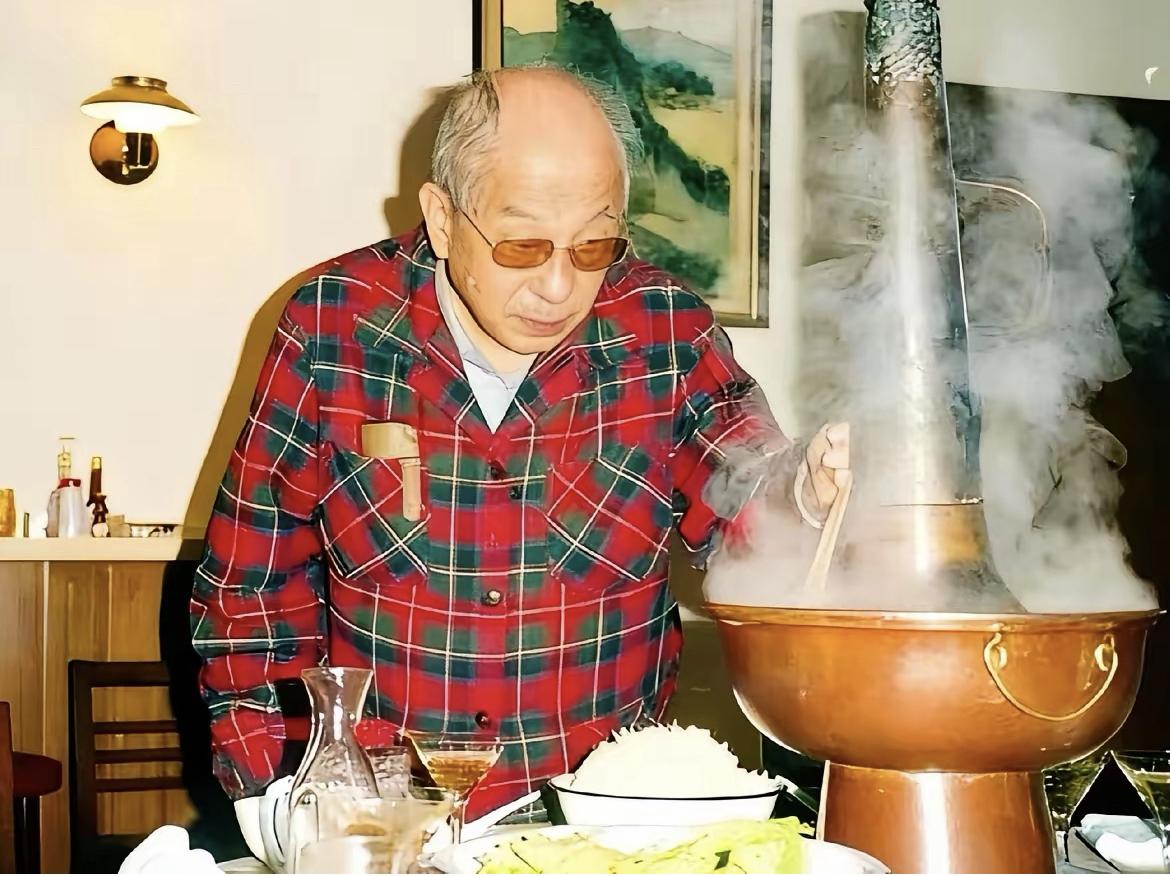 老照片：正在悠闲吃火锅的晚年张学良。

彼时的张学良已经很是年老，头发中秃，身上