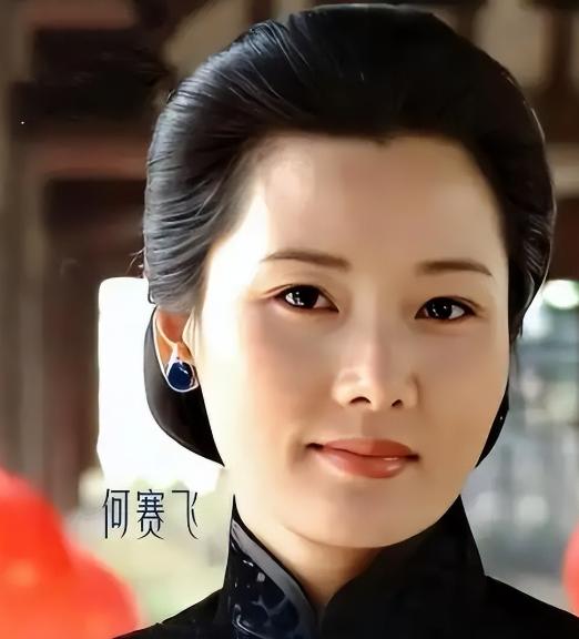 演员何赛飞说：“我从小和爸爸相依为命，但他在五十出头的时候去世了，我就觉得自己是