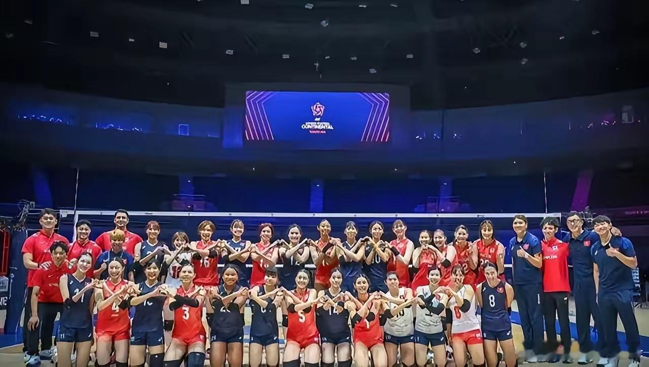 香港女排不但不唱国歌，而且赛后还和日本女排比心合照，赛后直接冲上热搜。8月21日