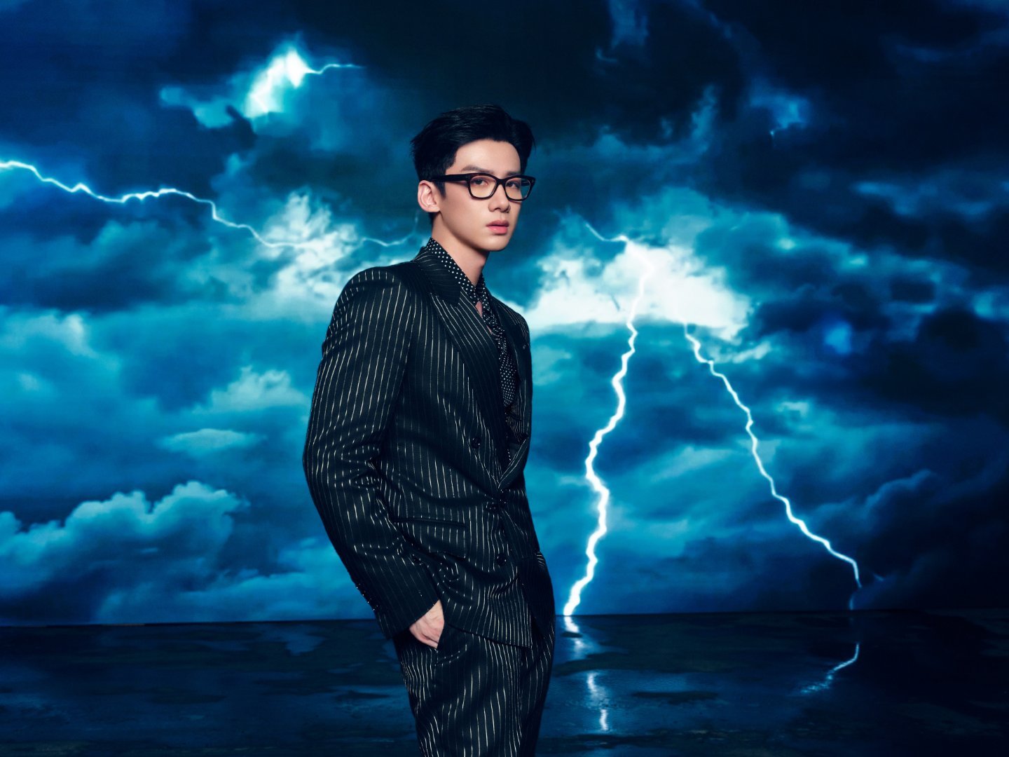 白敬亭每张图都在秀下颌线白敬亭，非科班演员，出演《开端》《卿卿日常》《你是我的城
