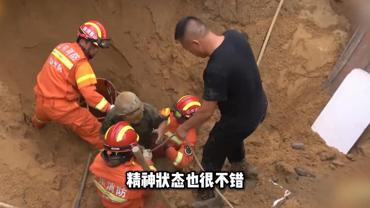 工人师傅挖井时突发塌方，生死关头消防火速救援，老人救获后跪地感谢！