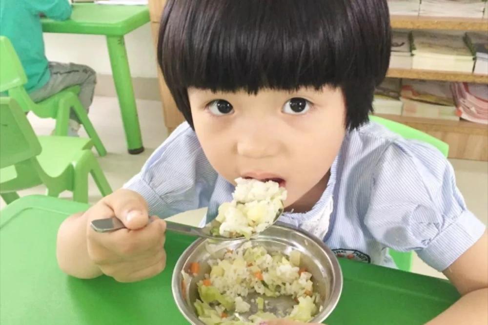帮孩子改掉吃饭的6个坏习惯，脾胃问题能改善一半！
 
大家好，我是儿科医生郑三霞