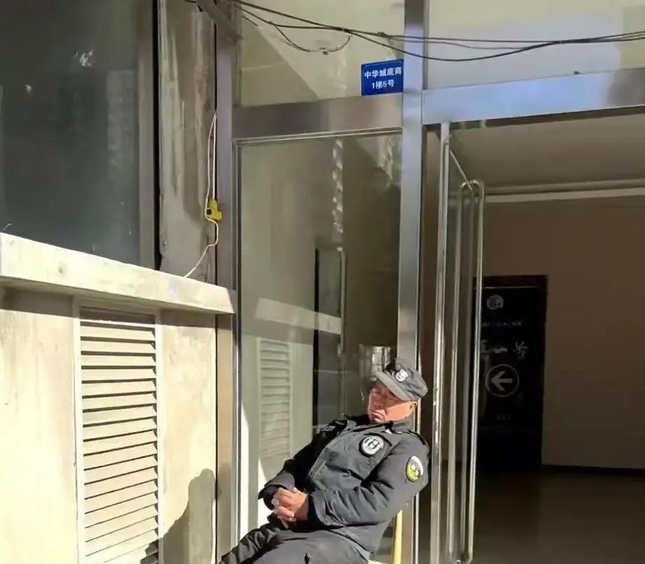 十六分钟，值多少钱？

广东清远，法院判了，两万六。
一个六十岁的老保安，成守德