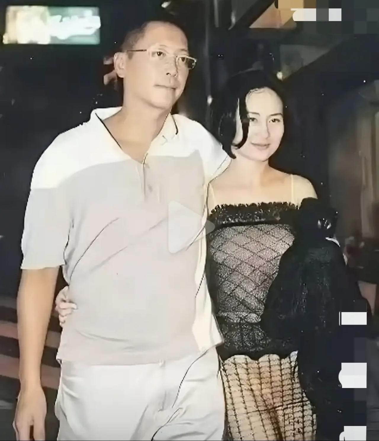 都说男人爱不爱？别听他嘴上说什么，身体最诚实。
你看这张照片中，许晋亨搂着自己的