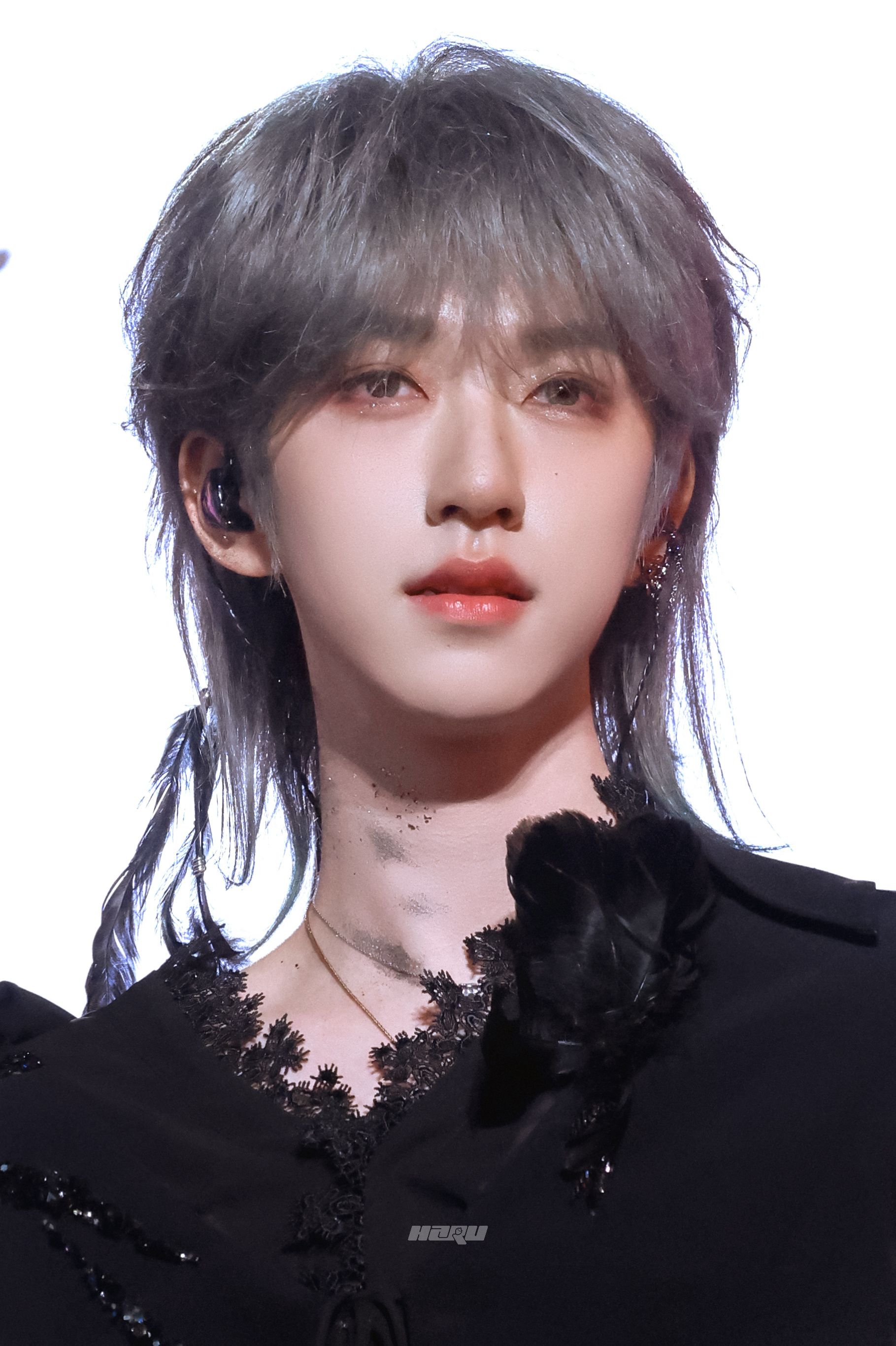 贺峻霖清冷感光在他肩上崩解，又重塑。 