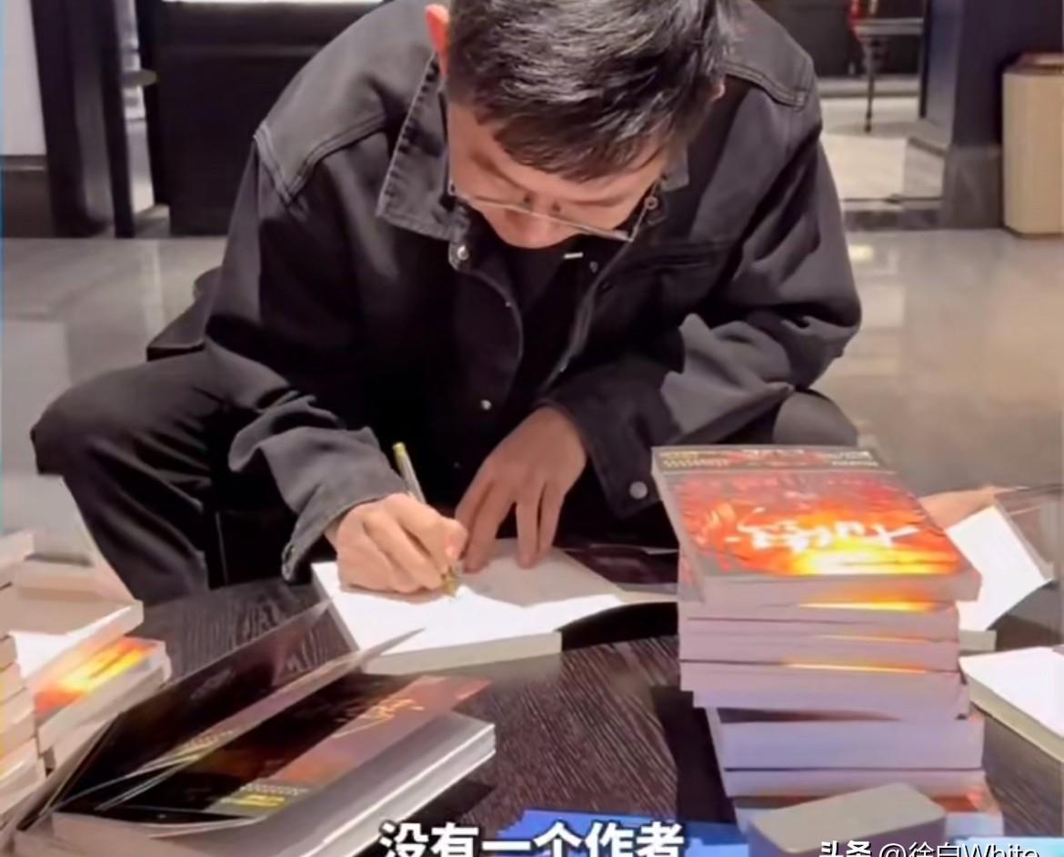 作者自己也是看热搜才知道肖战要演他的书。
现在卖版权就像嫁女儿，亲爹连女婿长什么