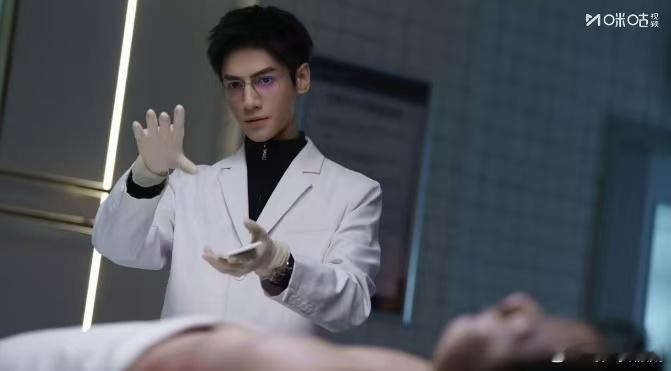 剥茧齐思哲的OOTD罗云熙白大褂金丝眼镜鲨疯了 谁懂啊，罗云熙的齐思哲一出场就赢