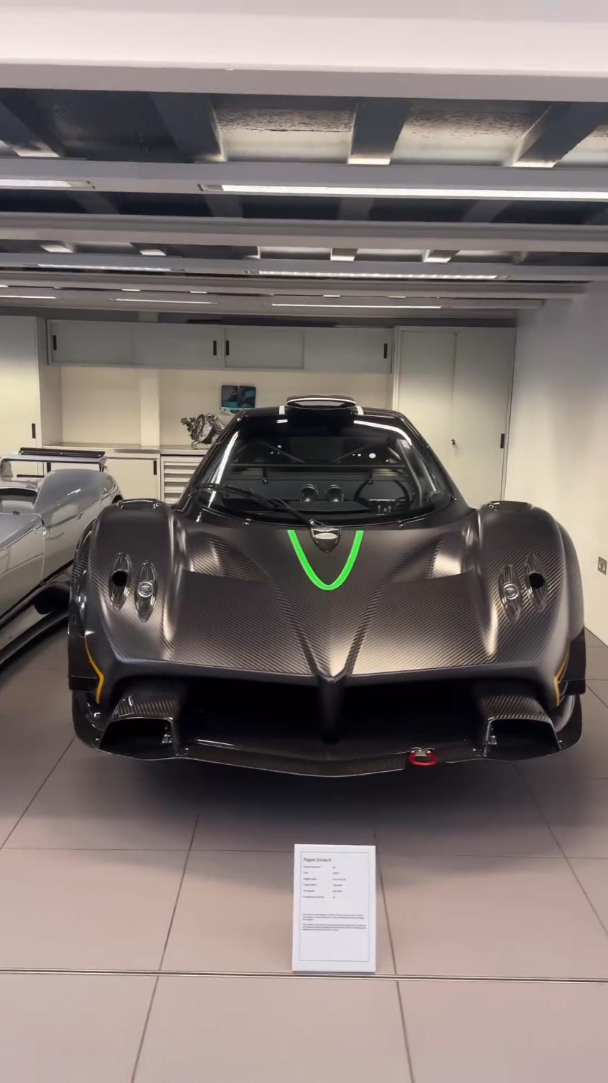 三国🇨🇳🇬🇧🇫🇷车主帕Pagani齐聚英国Lanzante，Pagani Zonda R(ZR02)已经开始拆卸路改了，已经开始期待了这台Zonda R上路的表现，另外两台帕加尼也让人期待