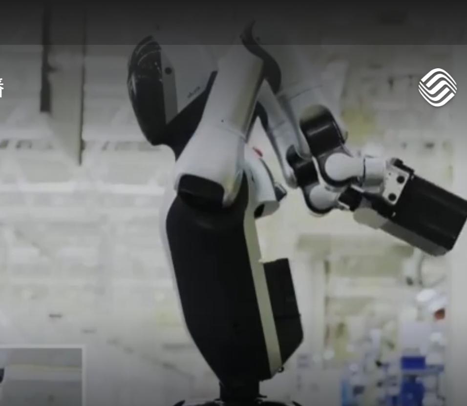 在智能工厂的车间里，人形机器人与机械臂精准协作，完成汽车制造、精密加工等复杂工序