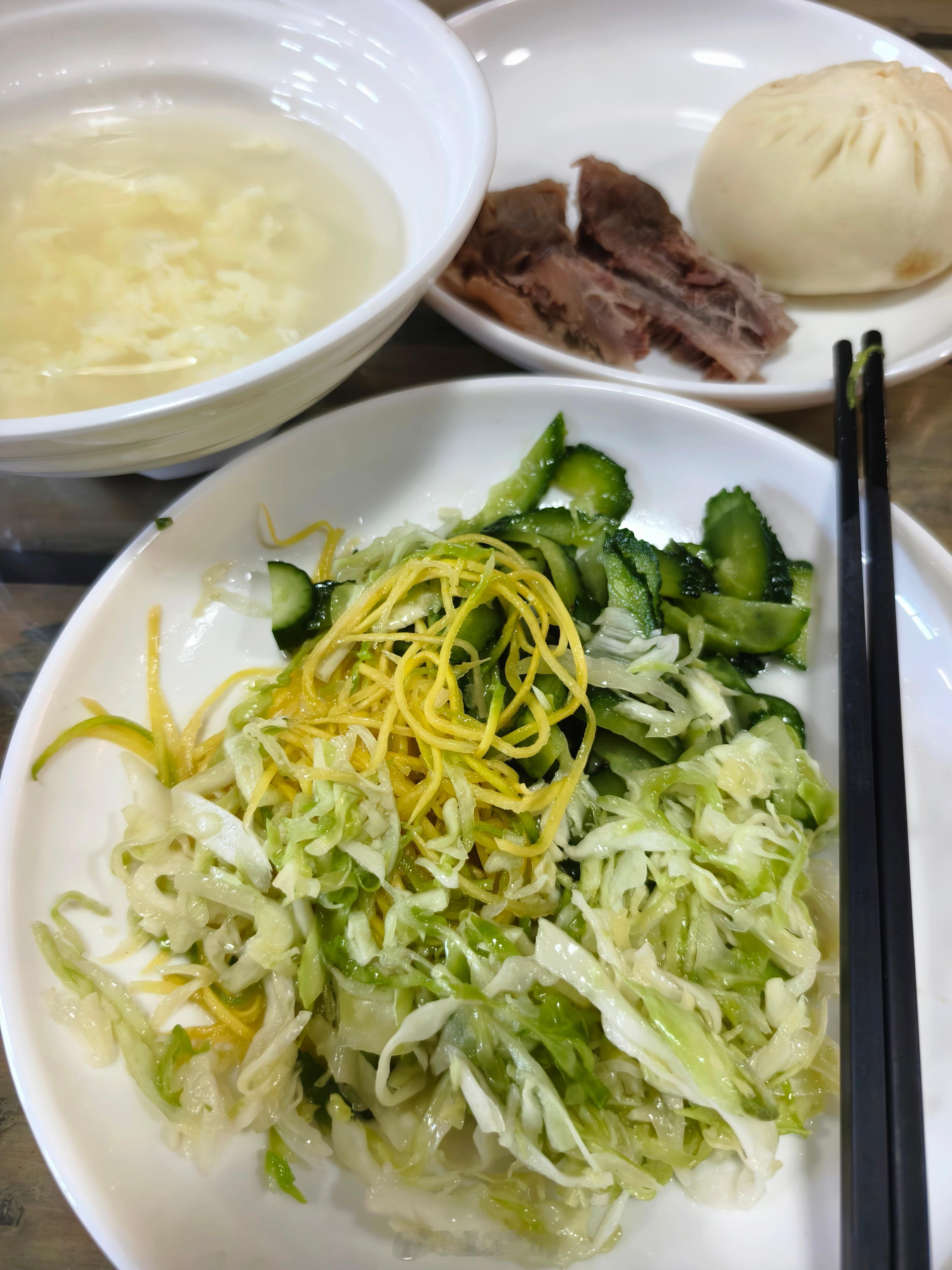 这个早餐量可以吧昨天买的牛肉掰了一半包子吃一半饮食一定要控制[柯基] ​​​