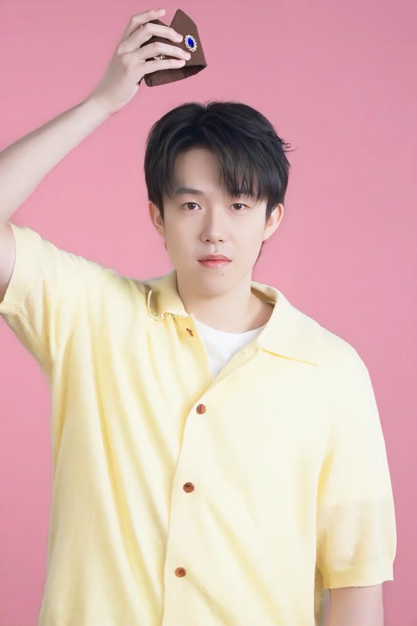 从当前实力、战绩和统治力来看，王楚钦就是世界上最好的乒乓球运动员，没有之一。
 