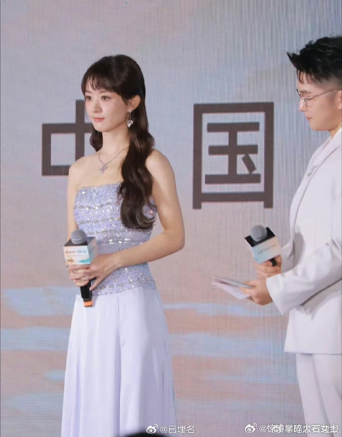 赵丽颖长卷发好美萌杨幂赵丽颖活动生图赵丽颖沁园年会 杨幂赵丽颖出席活动生图出圈，