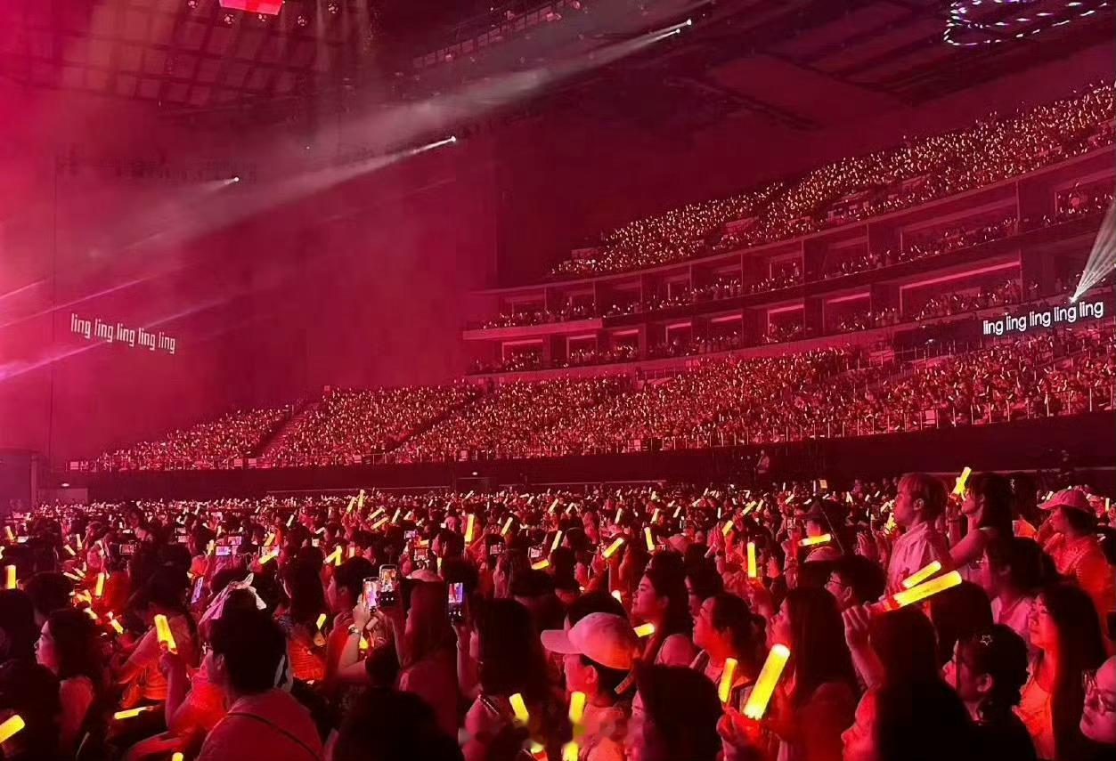 谢娜演唱会上座率也是座无虚席了，怎么说谢娜除了是主持人外在之前也是歌手啊。而且专