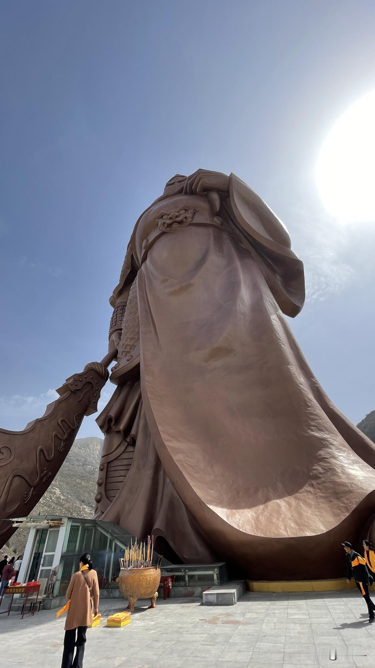 关帝圣像，适合站在远处去眺望，走近了去朝拜！
从解州关帝庙结束参观，我们便直奔关