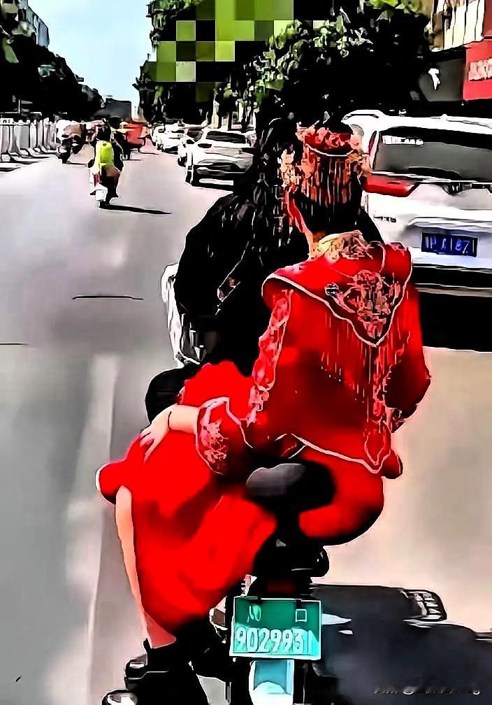杭州这场婚礼翻车，新娘脱鞋骑电动车离场的操作，简直是清醒到骨子里的人间清醒！
