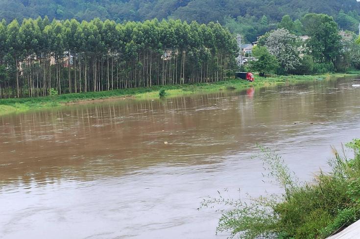 家人们注意了！这雨要下得邪乎了 —— 连阴雨带暴雨，组团来搞事情，未来三天得捏把
