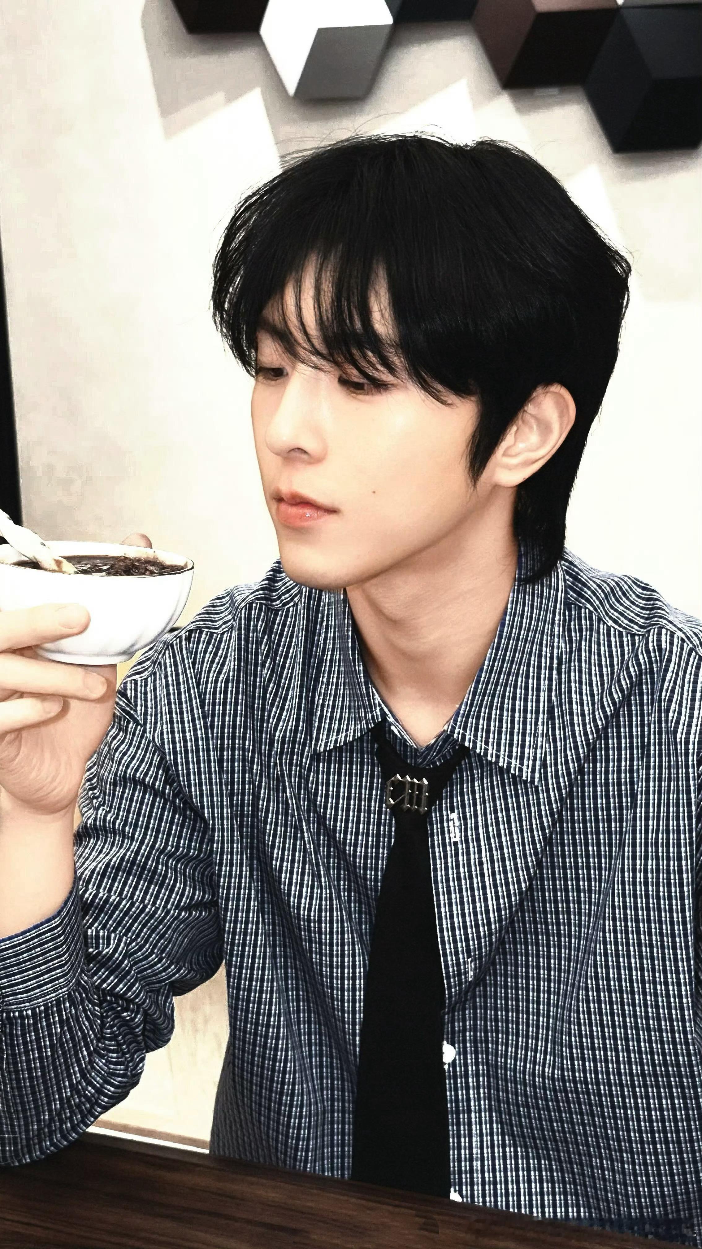 邱鼎杰  qdj向全世界安利邱鼎杰 知道恐龙为什么灭绝吗？因为它们的前肢太短，无