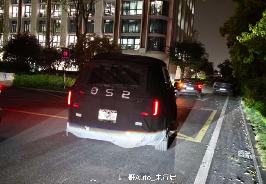 小米昆仑SUV的尾灯光型曝光看起来上、下尾灯似乎都不是相连的