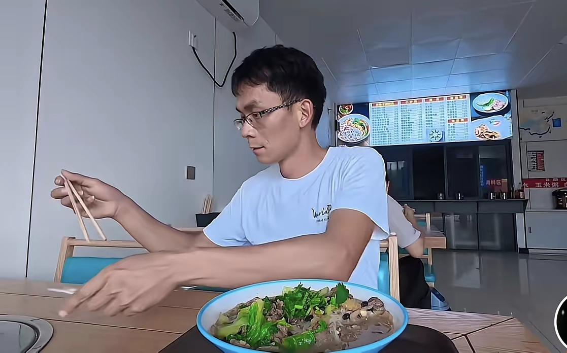 唐尚珺如今没有女友，没有孩子，自己却在老家盖了那么大的房子，感觉有点不好，住不过