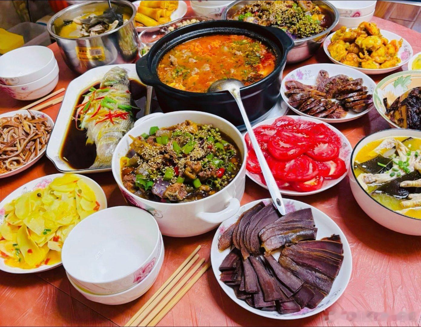 周末吃吃喝喝不停歇每个菜都很好吃，再来一碗冰粉粉切一点冰镇西瓜放里面别提多安逸人